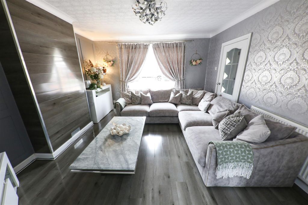 Property photo 1 of 19 Lounge