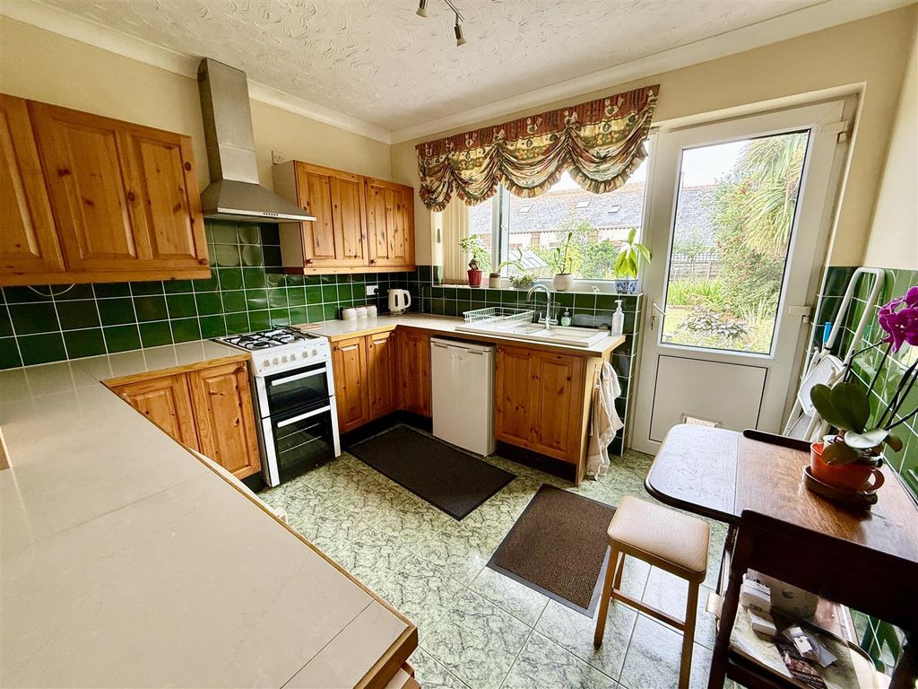 Property photo 3 of 17 Kitchen