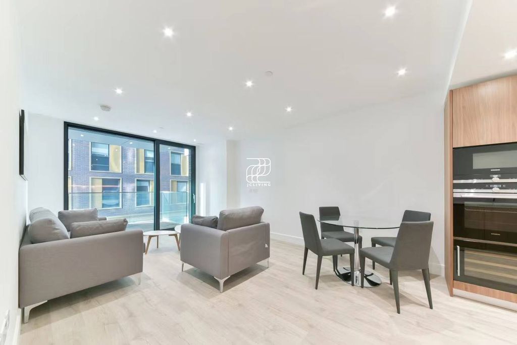 Property photo 1 of 6 Perilla House, 17 Stable Walk, London, E1