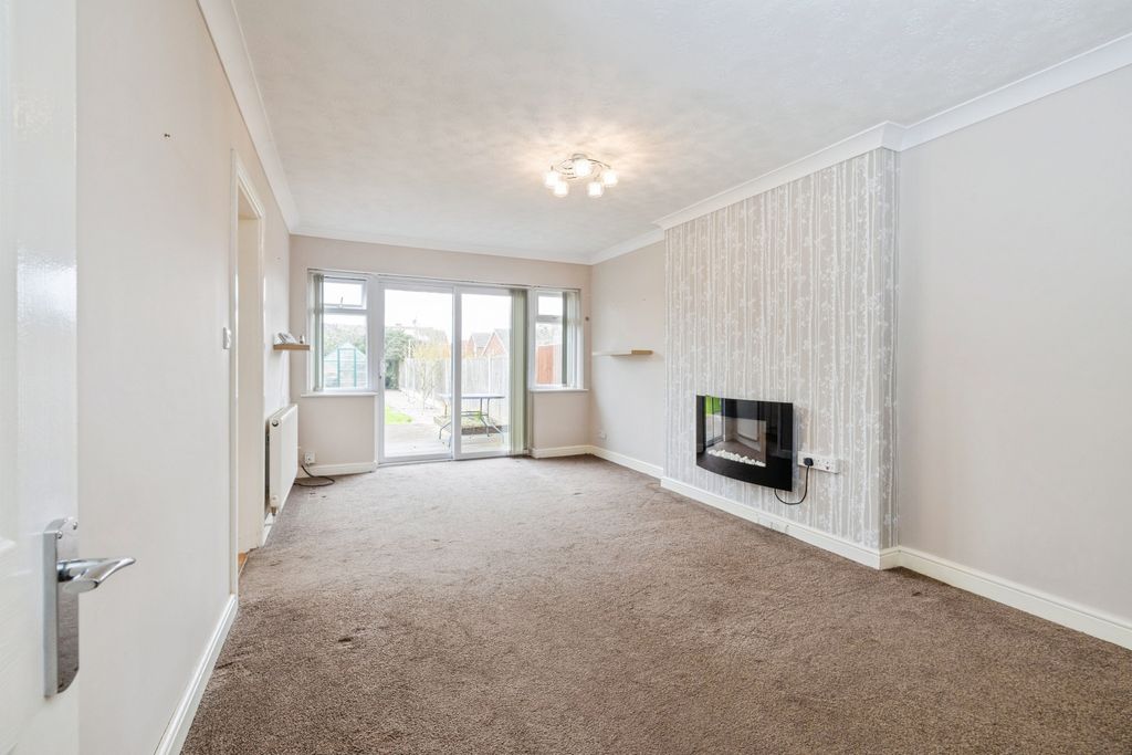 Property photo 3 of 14 Lounge