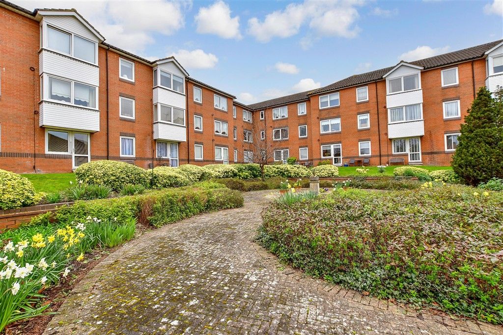 Property photo 2 of 11 Communal Gardens