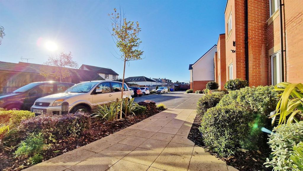 Property photo 3 of 16 Communal Gardens &amp; Parking