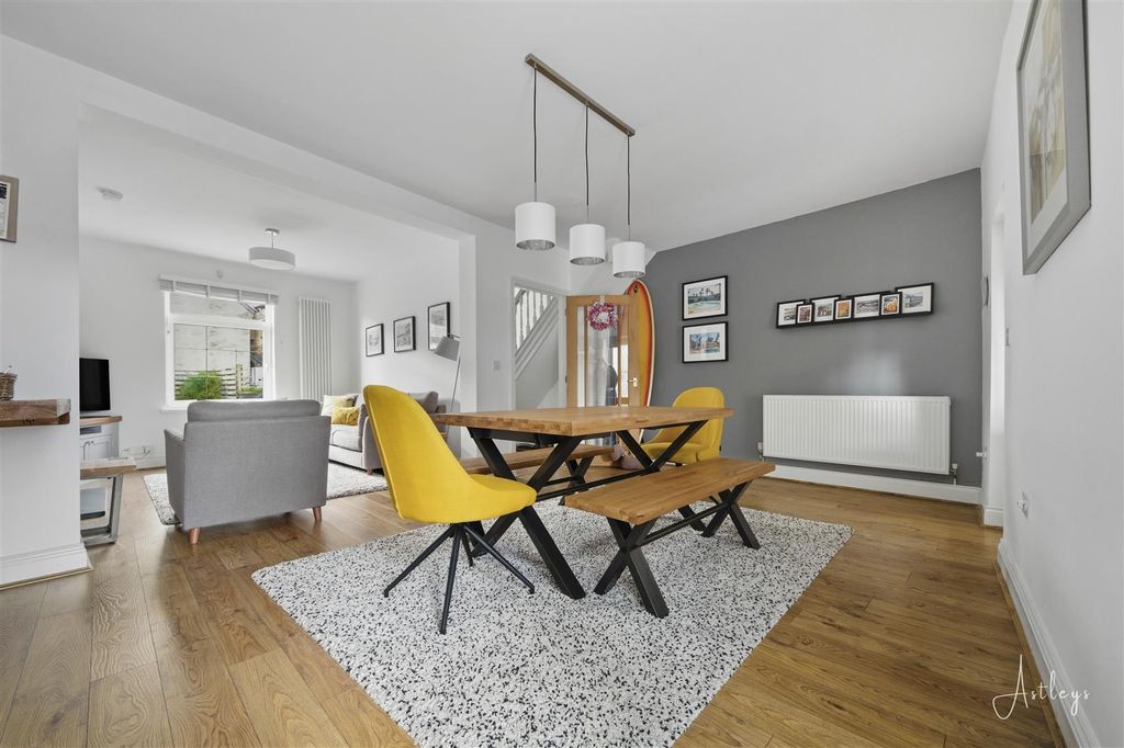 Property photo 2 of 22 Living/Dining Room