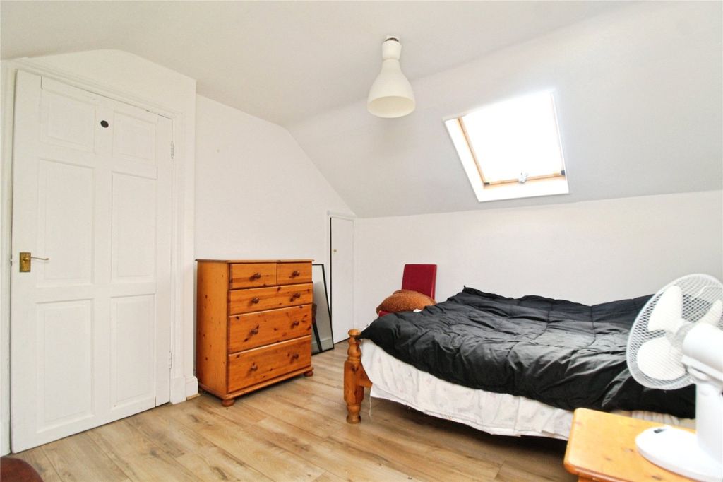 Property photo 2 of 6 Bedroom
