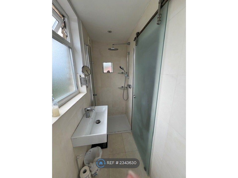 Property photo 3 of 17 3rd Floor Ensuite Bathroom