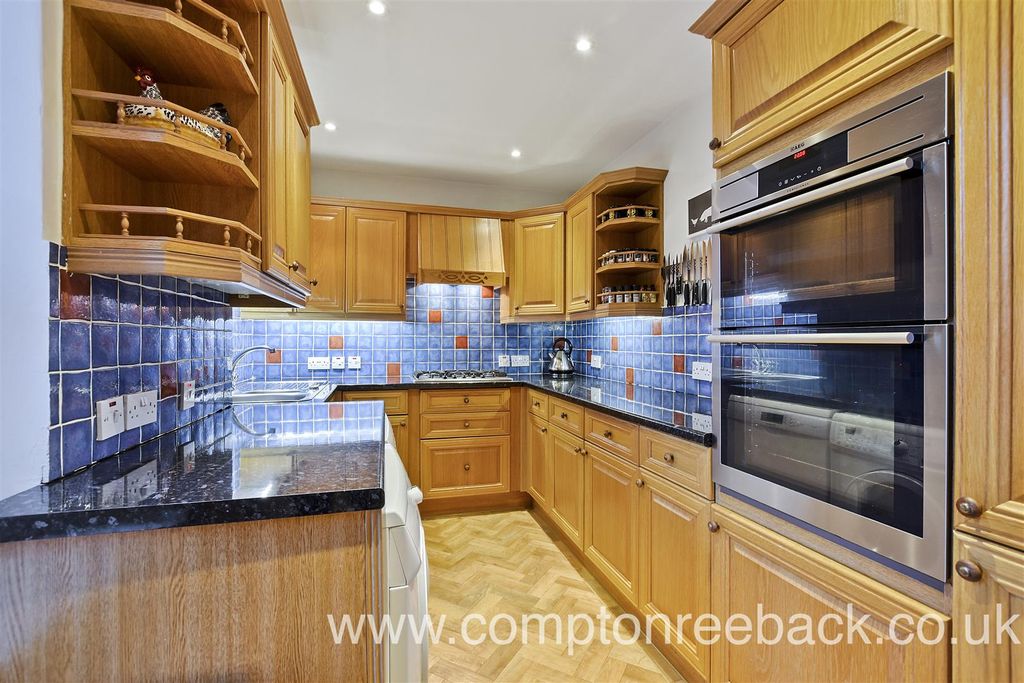 Property photo 3 of 11 Kitchen