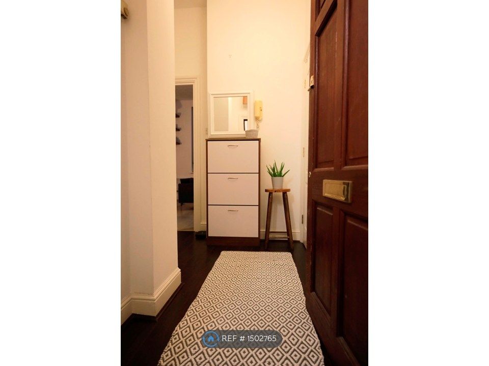 Property photo 2 of 8 Entrance Hall