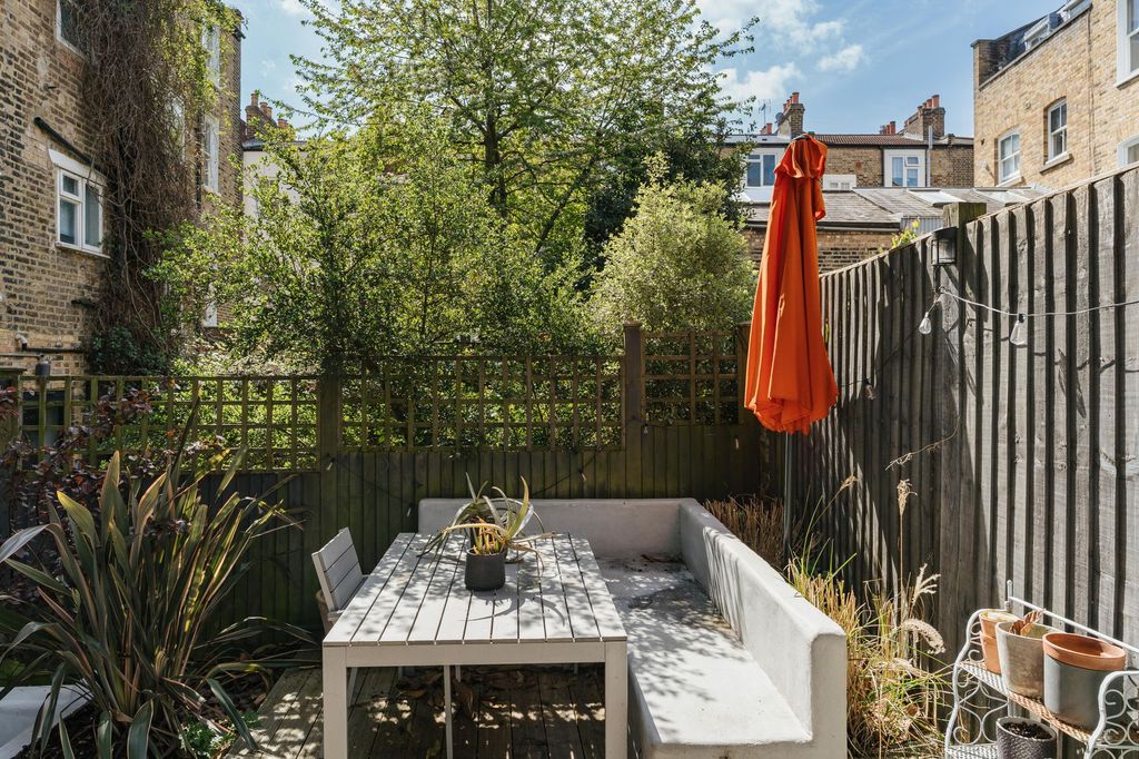 Property photo 3 of 11 Fremont Street E9