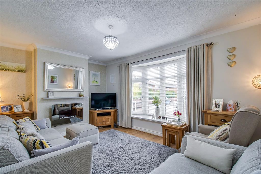 Property photo 1 of 11 Living Room