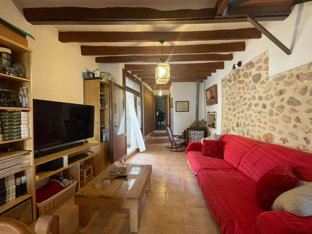 Property photo 3 of 17 2_Living_Room.Jpg