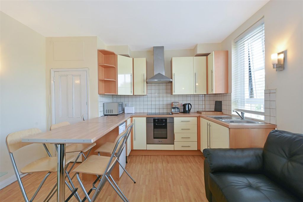 Property photo 2 of 11 Kitchen/Lounge