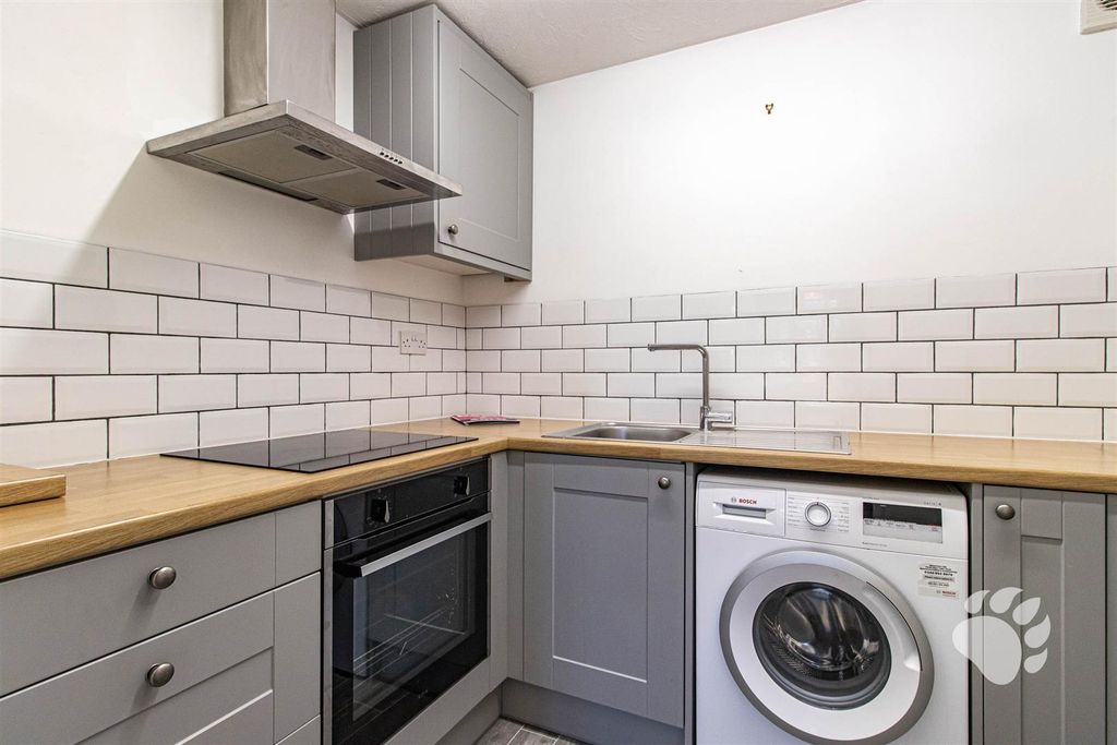 Property photo 3 of 18 Kitchen