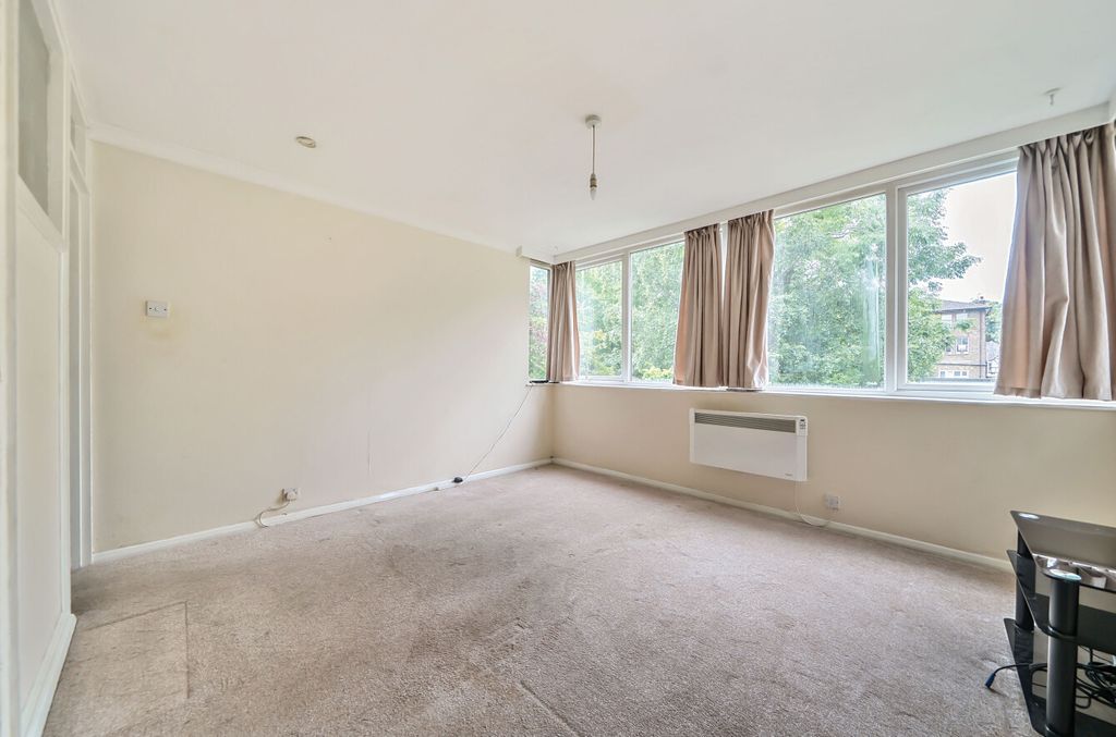Property photo 3 of 13 1310704-3-684Aa20...