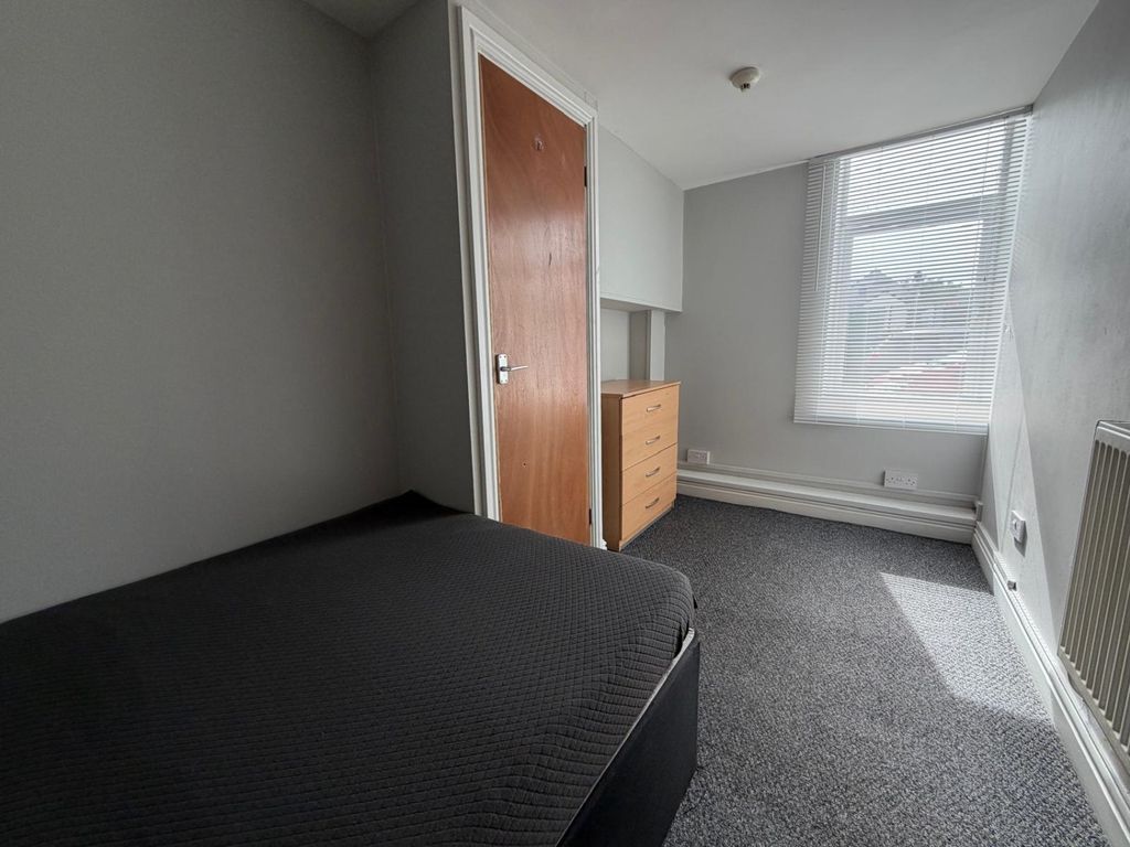 Property photo 3 of 6 2593B125-0c7c-4498-879c-6F8Cb403B368
