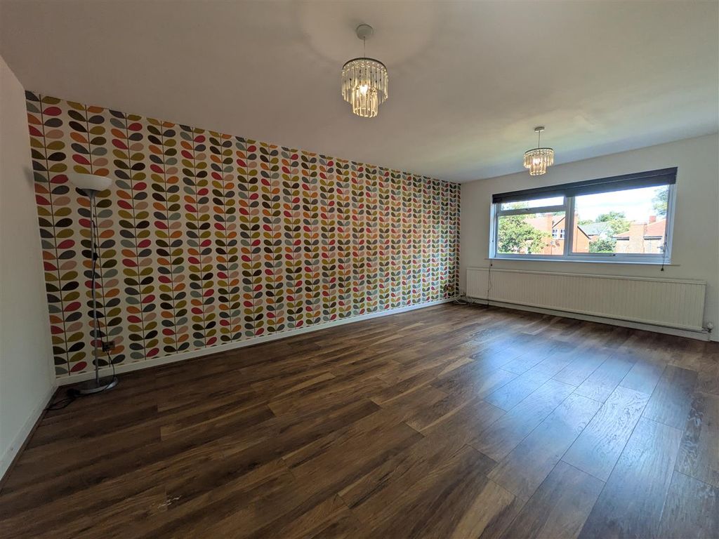 Property photo 2 of 14 Lounge