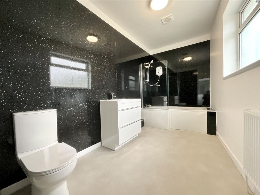 Property photo 3 of 14 Bathroom