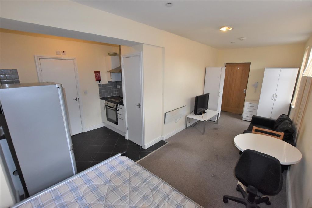 Property photo 1 of 8 Bedroom/Lounge