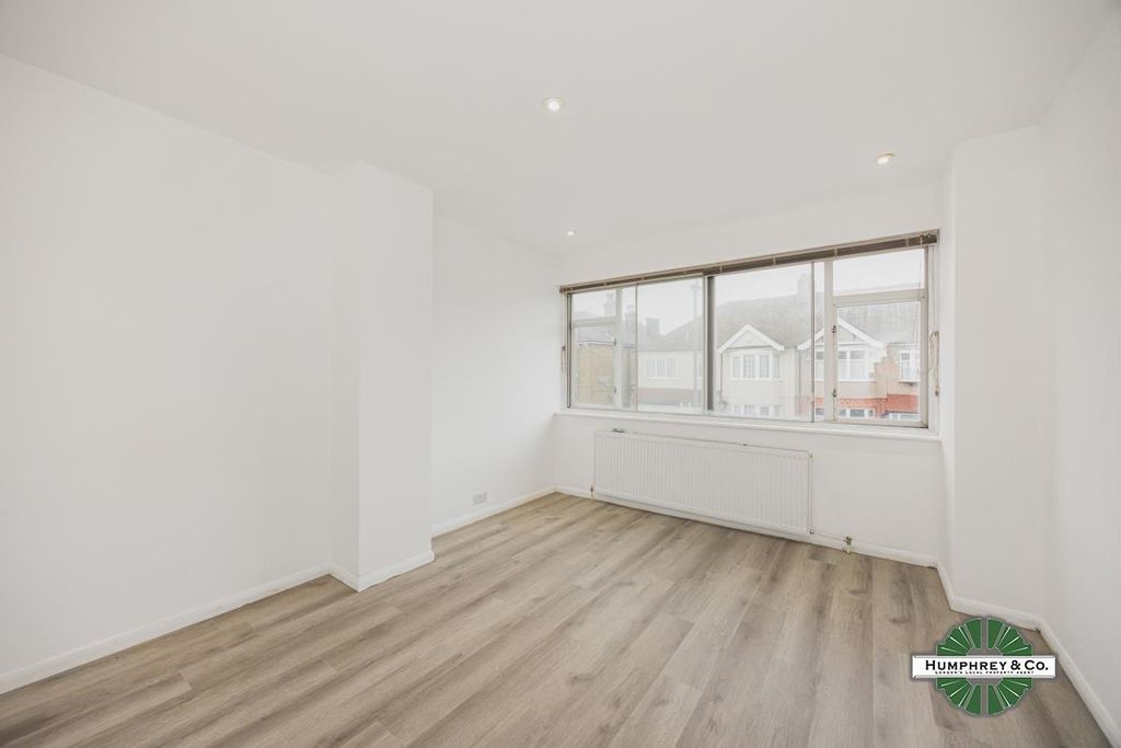 Property photo 3 of 16 Broomfield Road -002 (2).Jpg