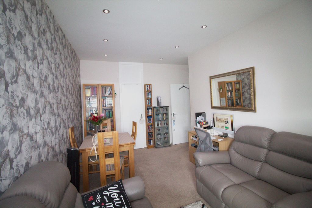 Property photo 2 of 9 Gallery