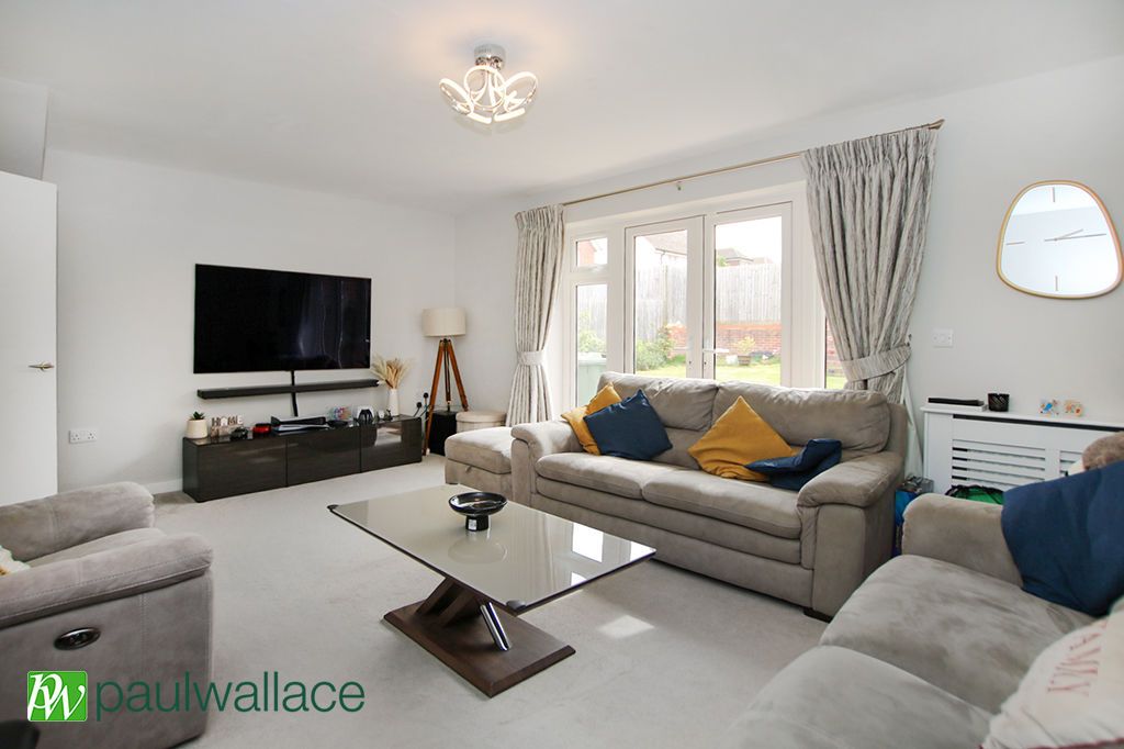 Property photo 3 of 17 Lounge