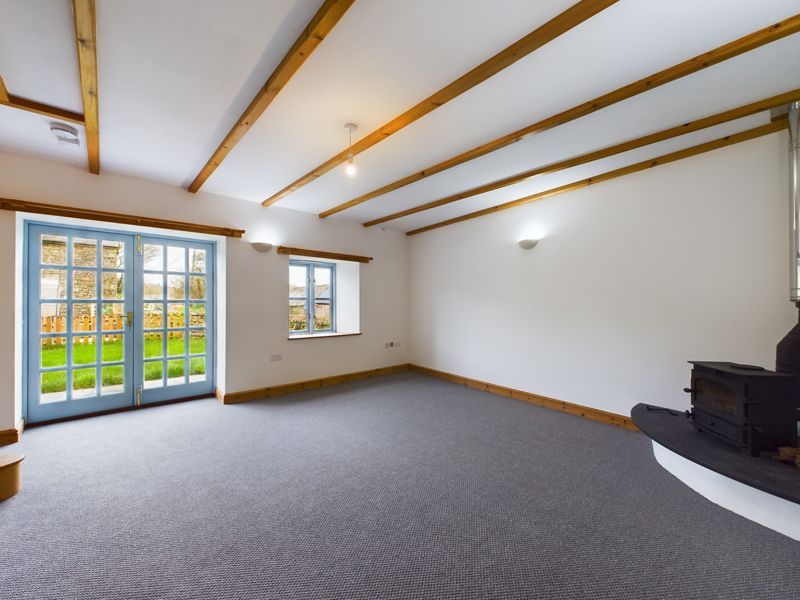 Property photo 3 of 11 Lounge