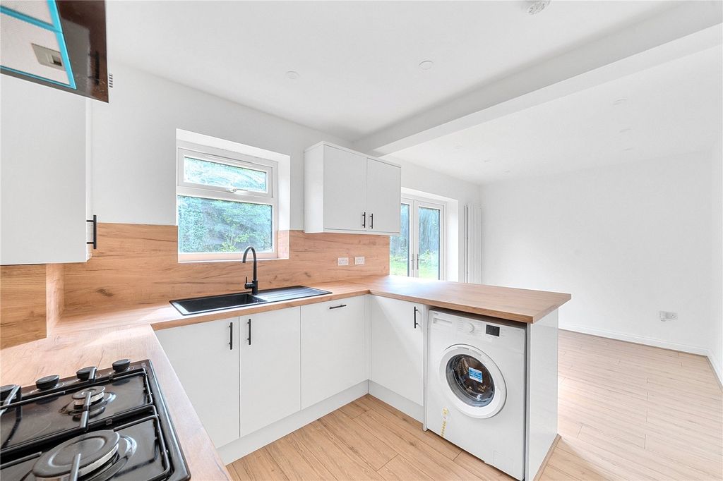 Property photo 3 of 25 Dining Kitchen