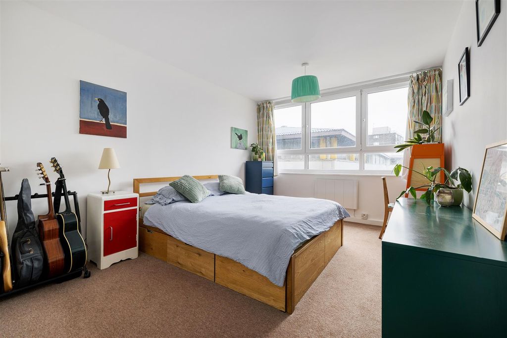 Property photo 3 of 29 Roman Road E2