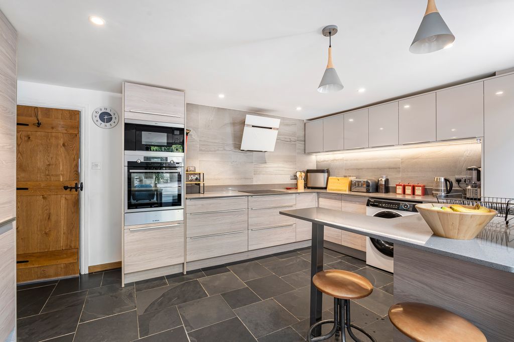 Property photo 3 of 18 Kitchen