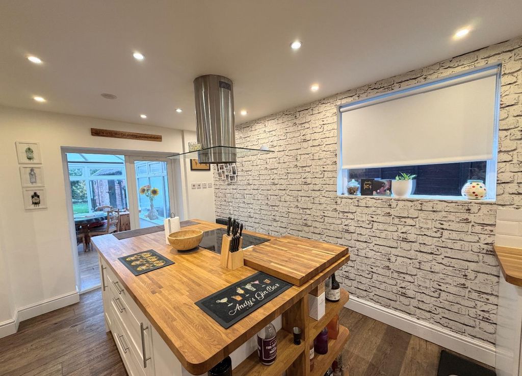 Property photo 3 of 18 Kitchen