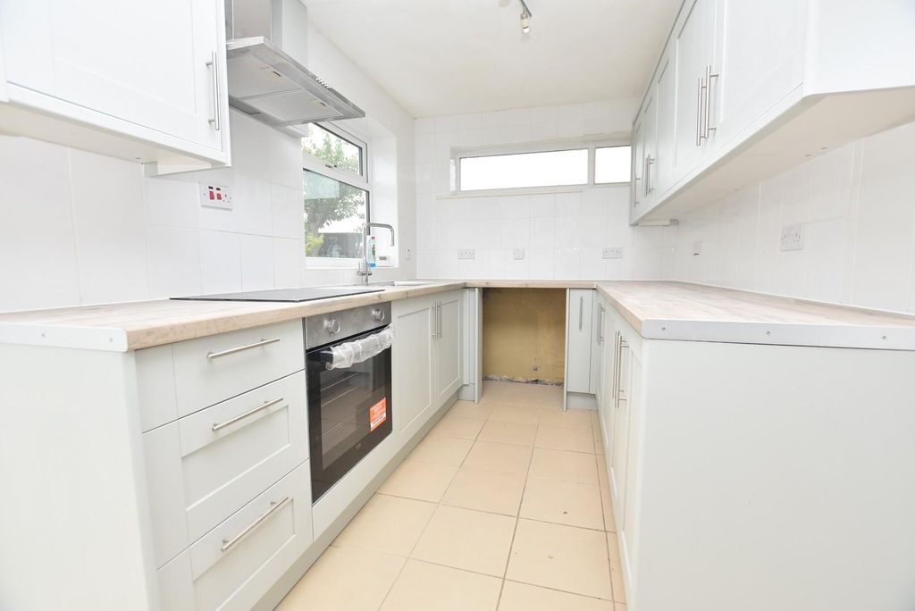 Property photo 3 of 13 Kitchen (2).Jpg