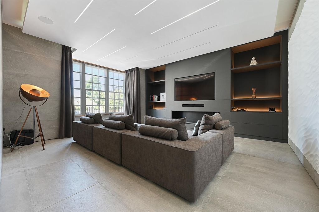 Property photo 2 of 32