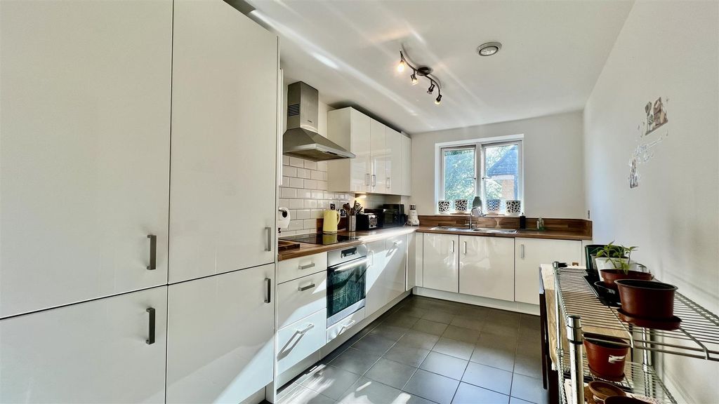 Property photo 2 of 9 Kitchen