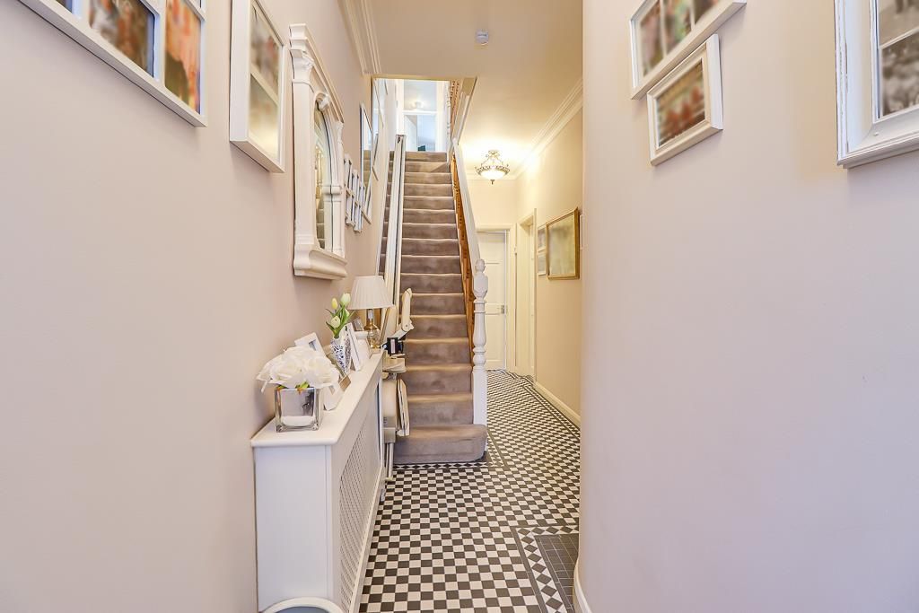 Property photo 3 of 24 Entrance Hall