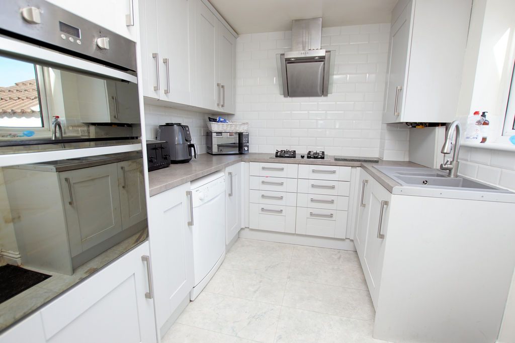 Property photo 3 of 9 Kitchen