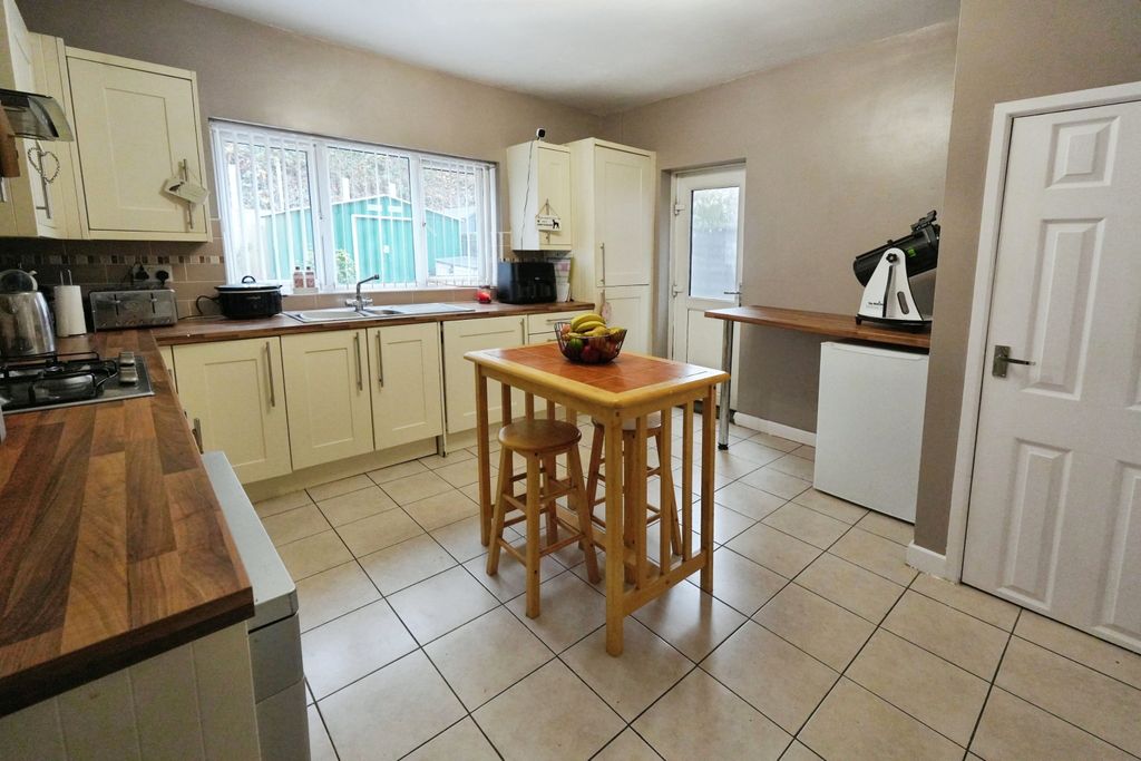Property photo 2 of 15 Kitchen/Dining Room