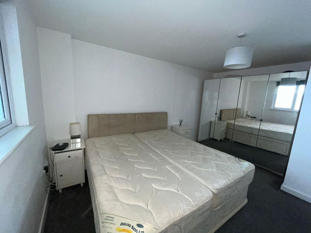 Property photo 3 of 10 Master Bedroom
