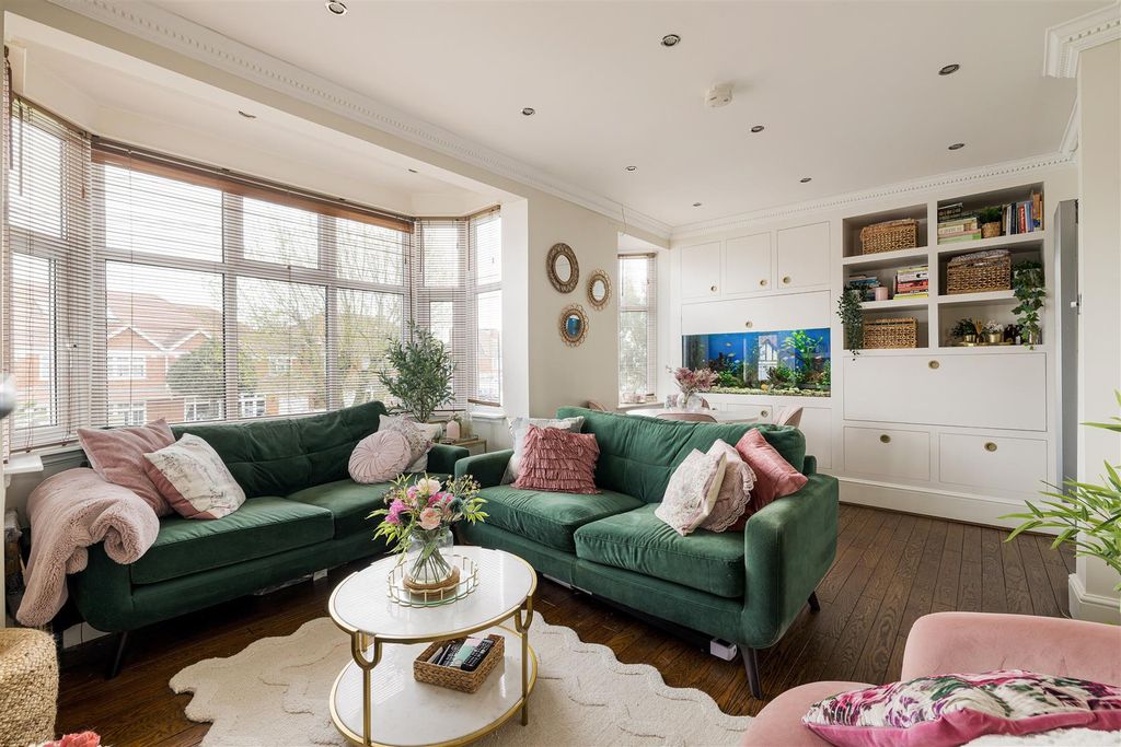 Property photo 3 of 19 Lambourne Gardens, E4