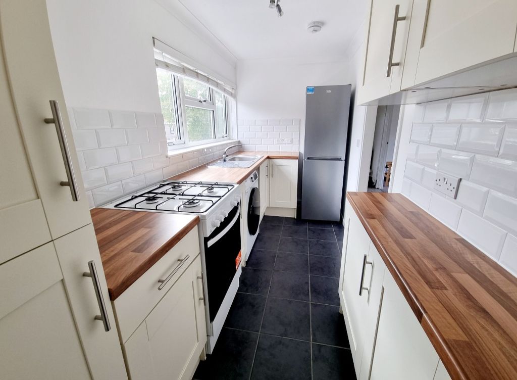 Property photo 3 of 11 Kitchen