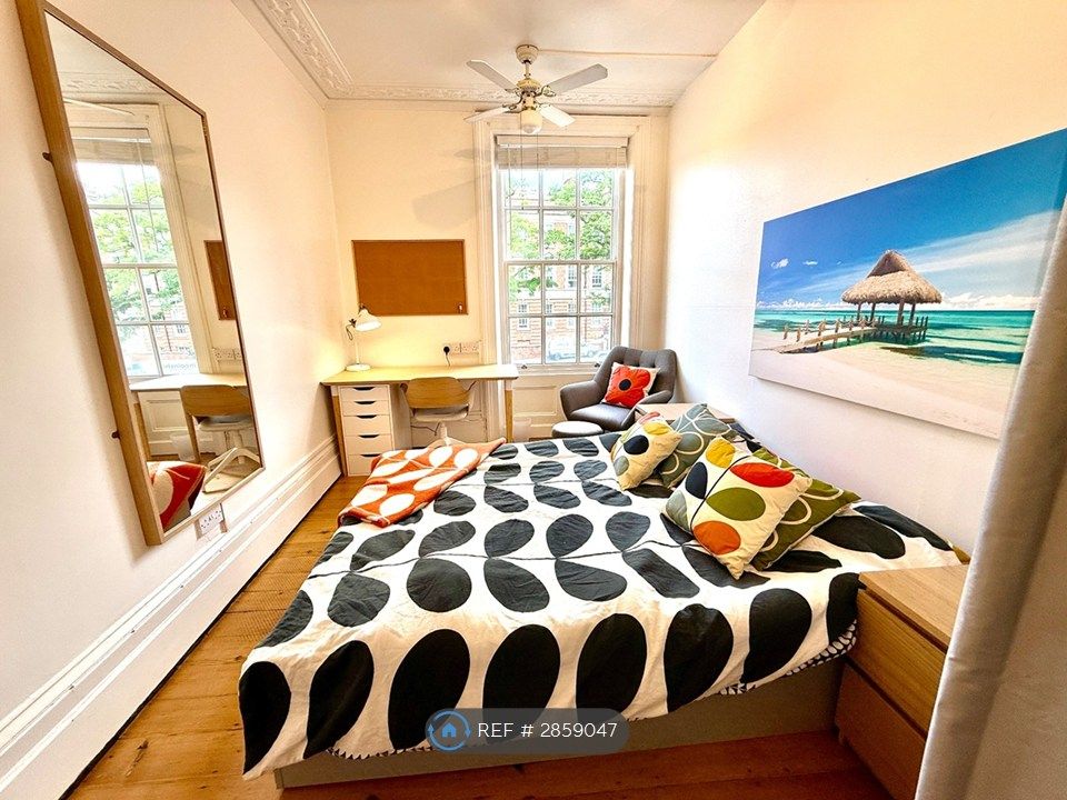 Property photo 3 of 18 Room 1 Lovely Sash Windows Over Acacia Trees