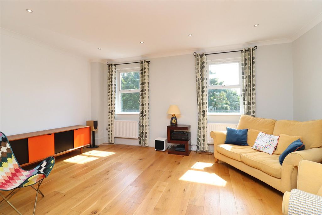 Property photo 3 of 33 Lounge/Dining Room