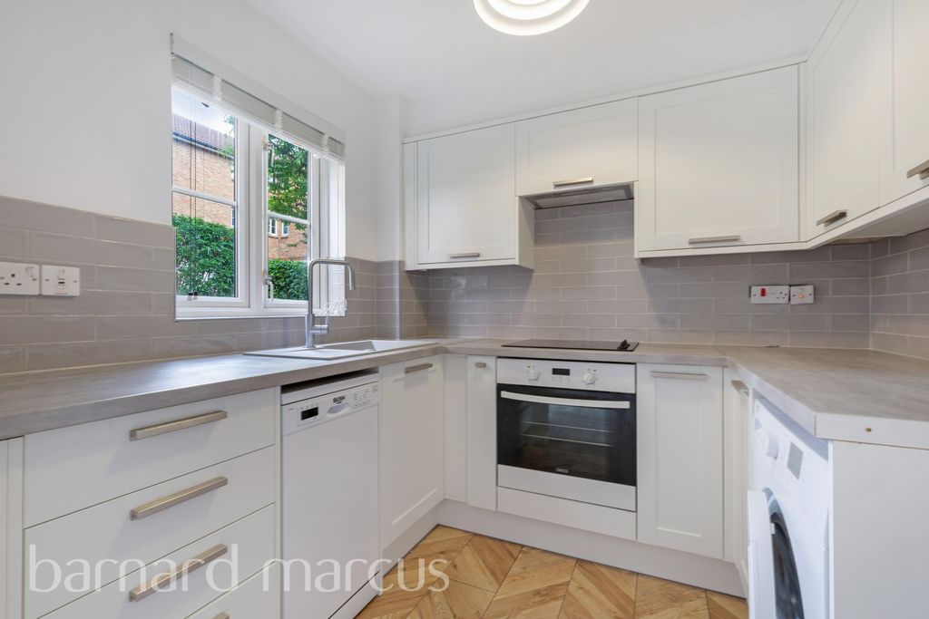 Property photo 3 of 8 Kitchen