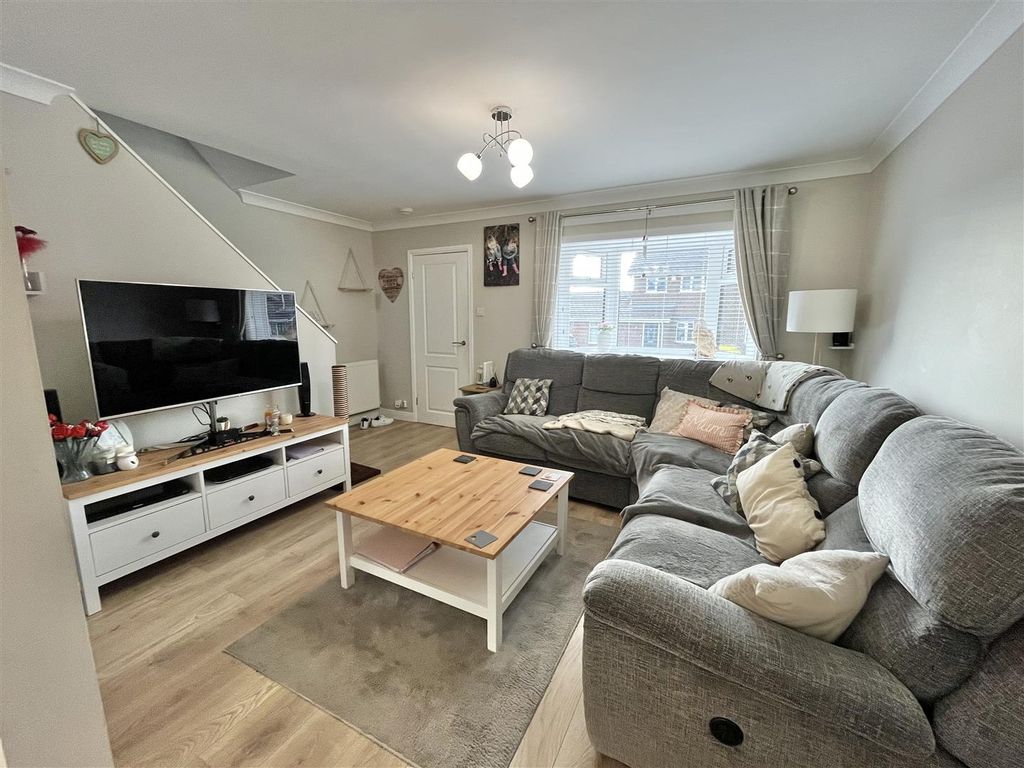 Property photo 3 of 16 Lounge