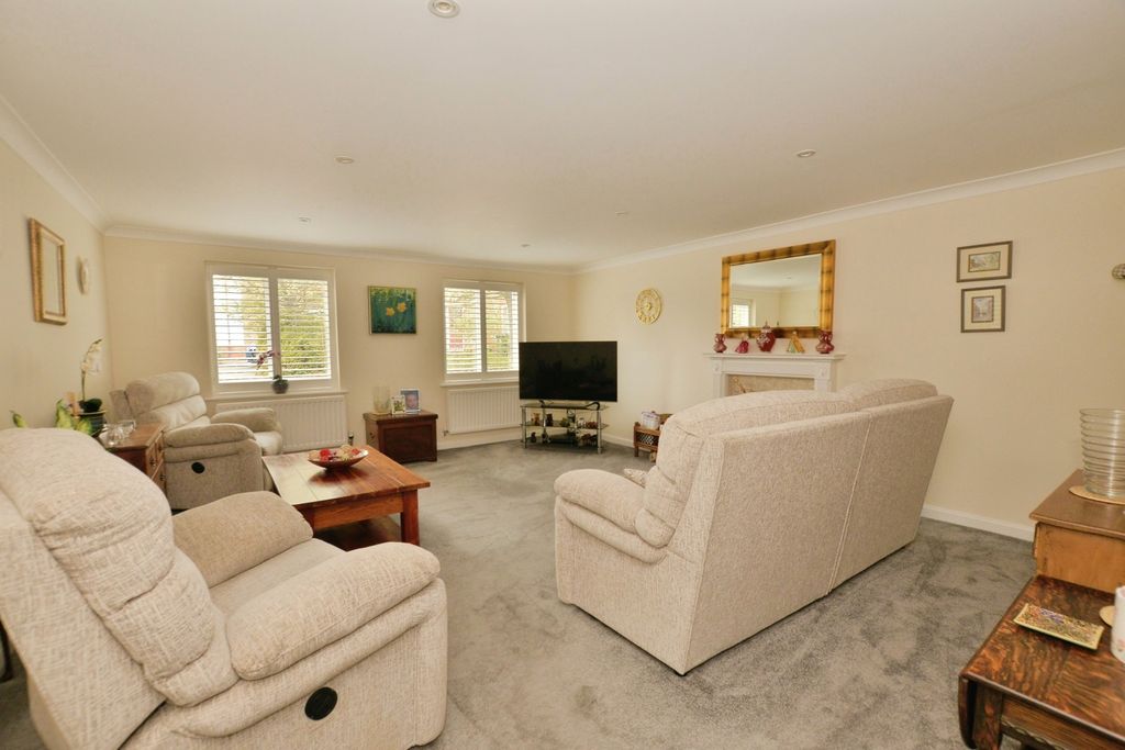 Property photo 2 of 19 Lounge