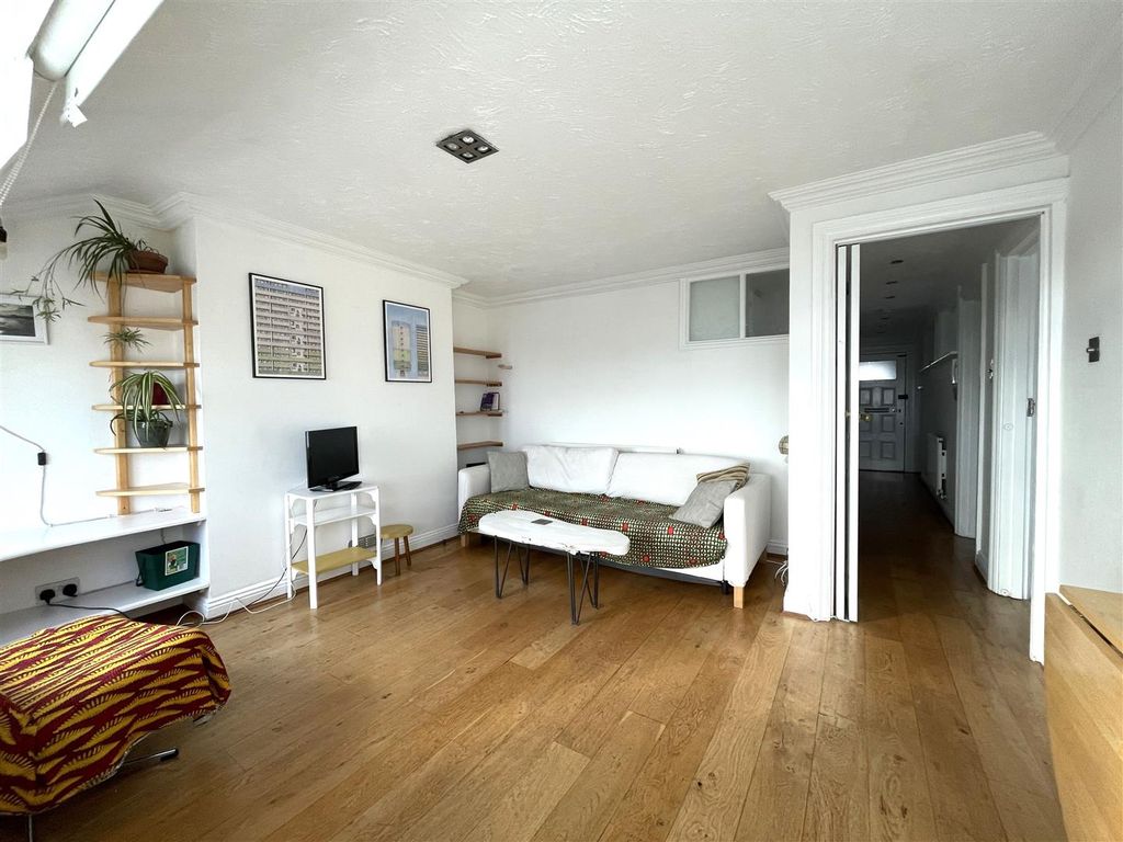 Property photo 3 of 19 Alternative Lge.Jpg