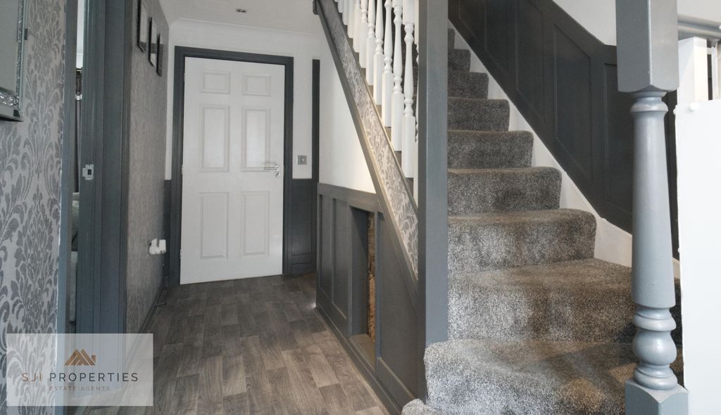 Property photo 3 of 31 Entrance Hall