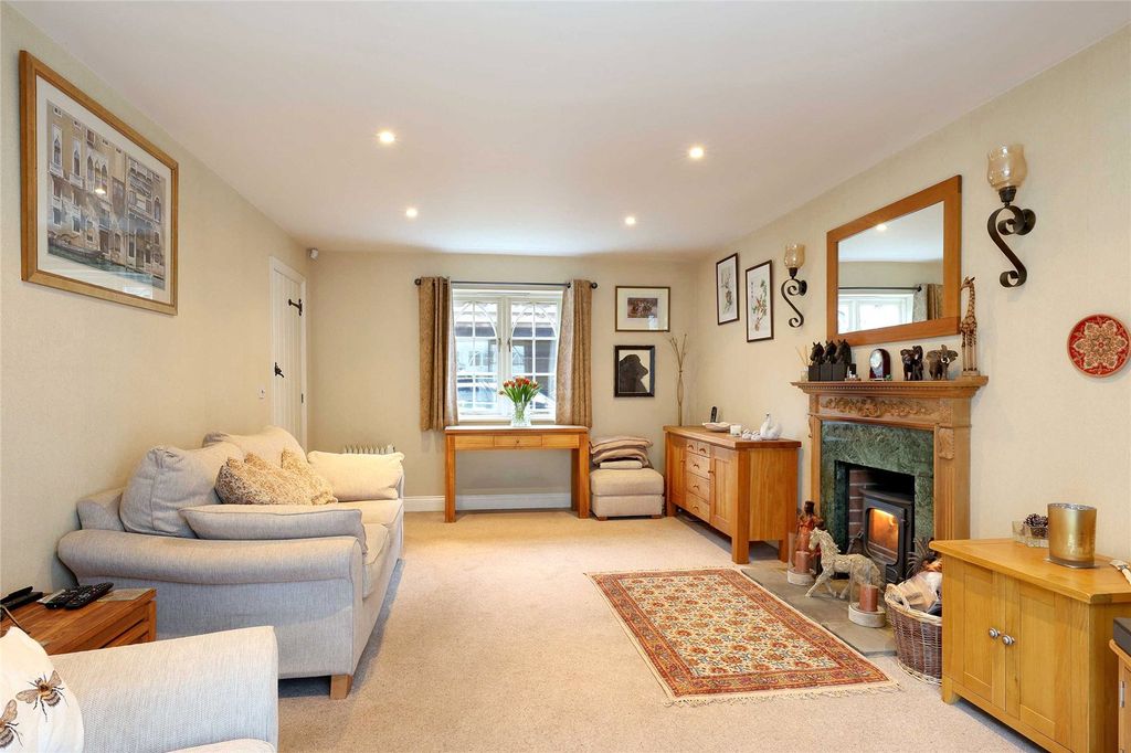 Property photo 3 of 14 Sitting Room