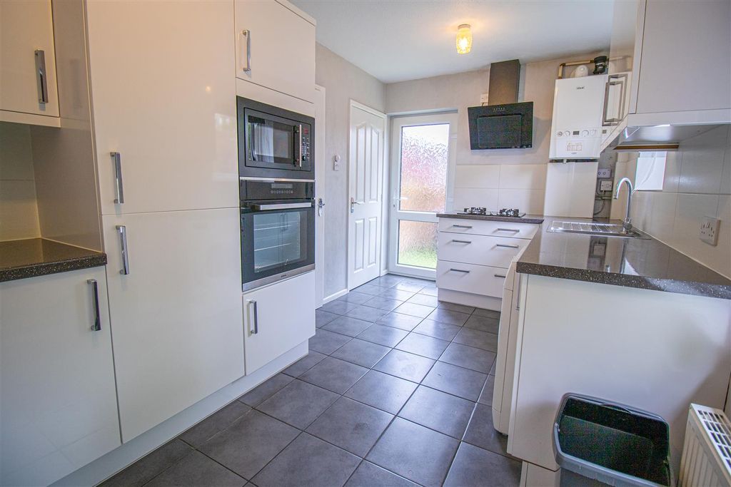 Property photo 3 of 10 Kitchen