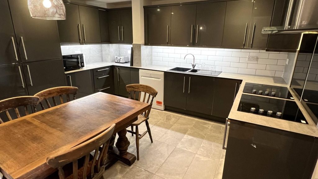 Property photo 3 of 28