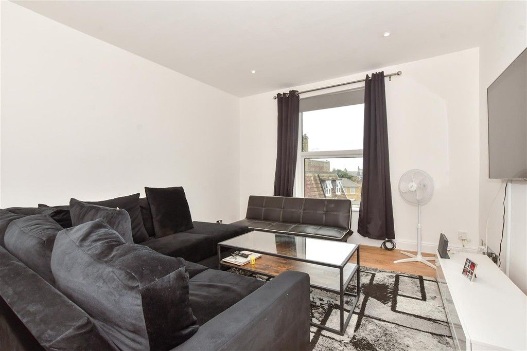 Property photo 1 of 10 Lounge