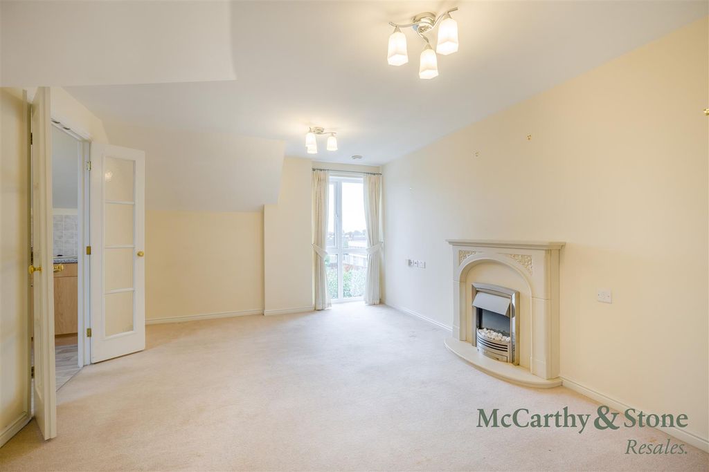 Property photo 2 of 19 8703872-Interior04.Jpg